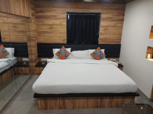 Glitz Hotels Sai Guest House - Nr Inorbit Mall Vashi Nova Bombaim Exterior foto