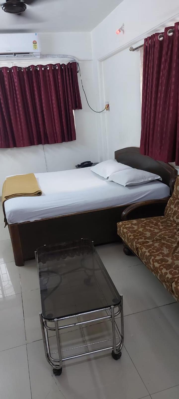 Glitz Hotels Sai Guest House - Nr Inorbit Mall Vashi Nova Bombaim Exterior foto