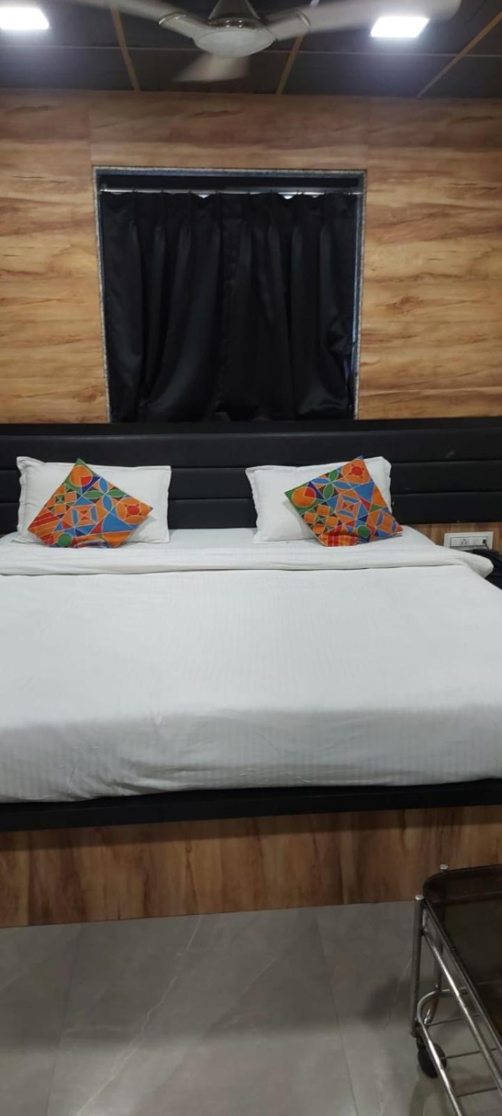 Glitz Hotels Sai Guest House - Nr Inorbit Mall Vashi Nova Bombaim Exterior foto