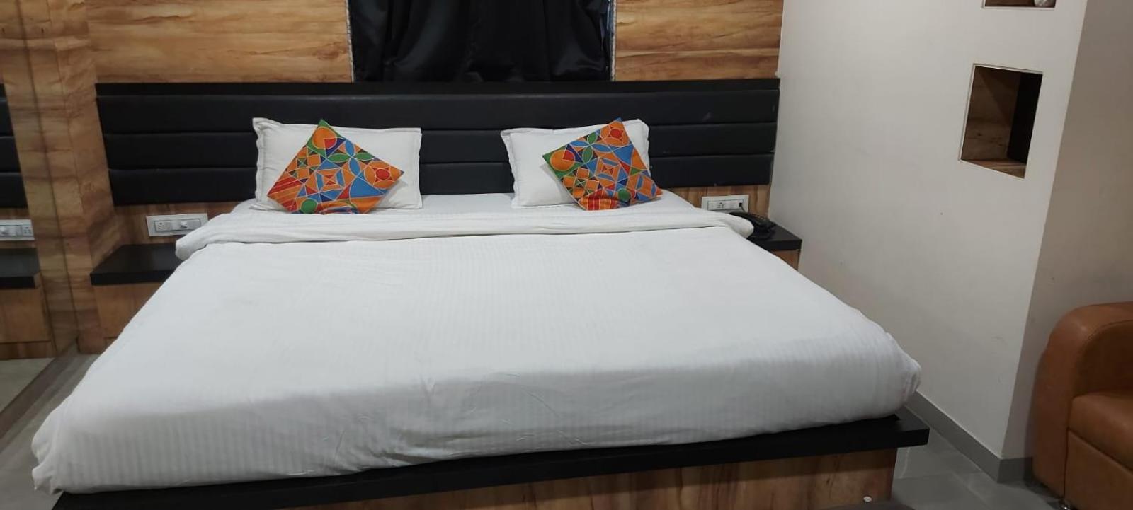 Glitz Hotels Sai Guest House - Nr Inorbit Mall Vashi Nova Bombaim Exterior foto